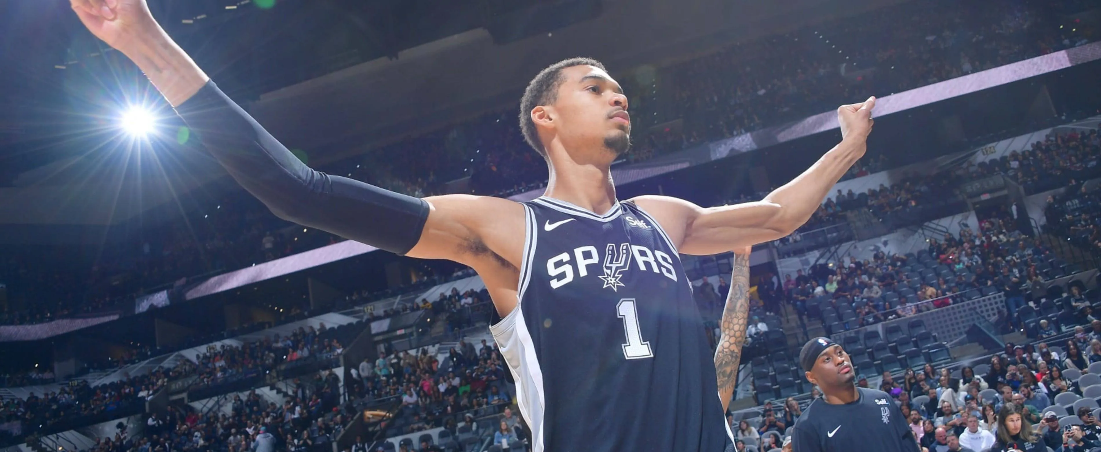 九游体育-包含全明星赛赛前走向成谜，圣安东尼奥马刺刷新队史纪录，更衣室稳定，身体对抗强度拉满的词条